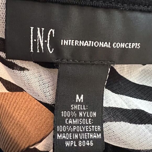 I N C  || Animal print blouse. Embellished buttons. - Picture 5 of 10